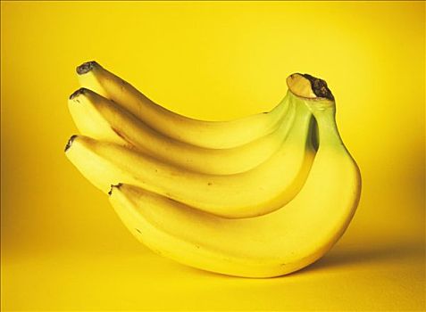 香蕉串,黄色背景