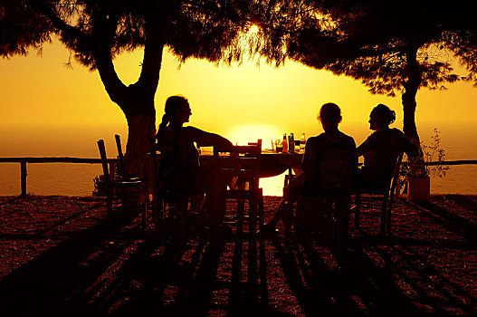 三个女人,坐,桌子,海边,花园,日落,利富卡达岛,希腊,欧洲