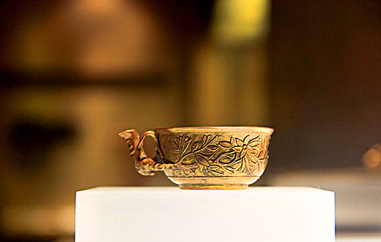 河南省博物院馆藏的桃枝纹金杯
