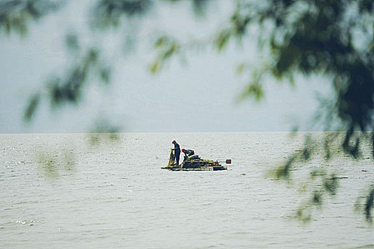 船,湖,人和花