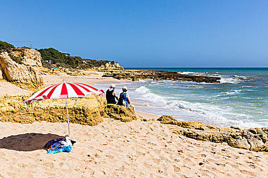人,沙滩,坐,靠近,红色,白色,条纹,阳伞,石头,阿尔布斐拉,阿尔加维,葡萄牙