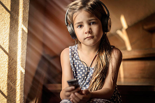 女孩,5岁,坐,楼梯,听歌,耳机,德国,欧洲