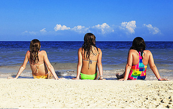 三个女孩,日光浴