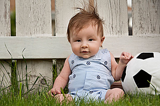 男婴,坐,草,足球