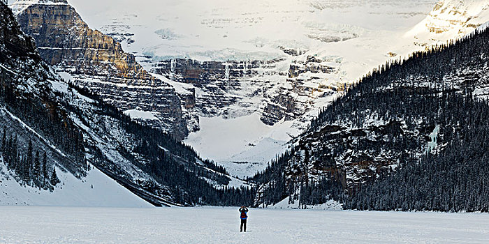 一个人,站立,冰冻,路易斯湖,拍照,积雪,山,艾伯塔省,加拿大