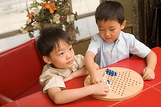 正在玩跳棋的小孩