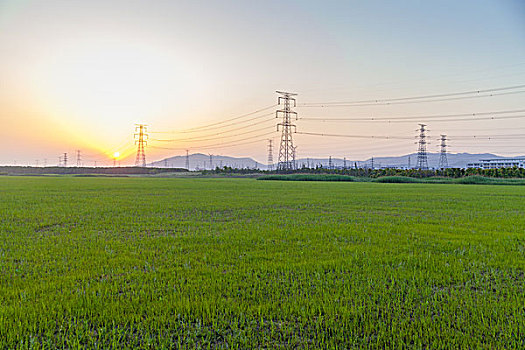 田野里的高压线路