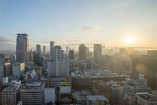 日本大阪梅田区日出时分的城市天际线