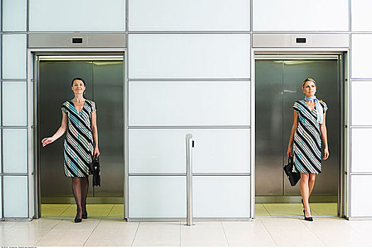 两个,职业女性,电梯,戴着,相同,连衣裙