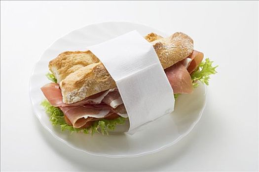 生火腿,三明治,餐巾纸,盘子