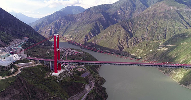 四川泸定,雅康高速泸定大渡河大桥,鲜艳一抹红的,川藏第一桥