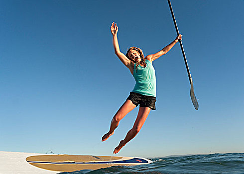 女人,跳跃,水,冲浪板,拿着,正面,海滩,安达卢西亚,西班牙