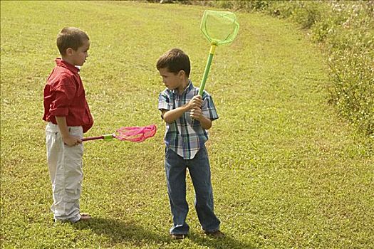 蝴蝶网,两个男孩,站立,草地