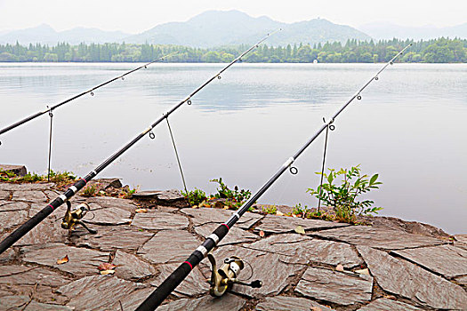 杭州西湖边的垂钓渔具