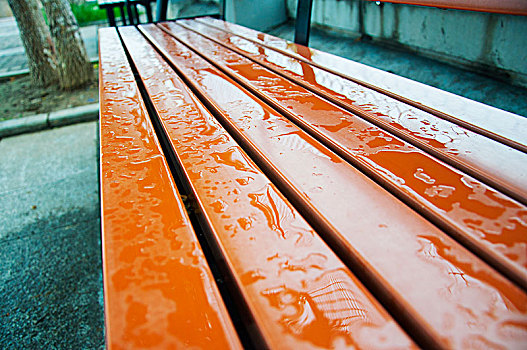 被雨水打湿的公园长椅