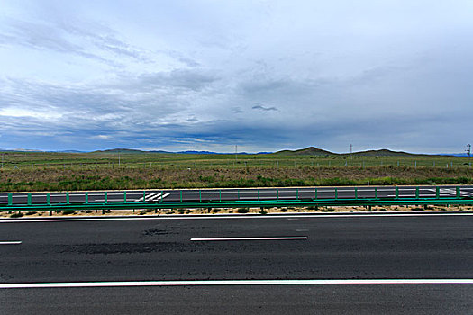 草原上的公路