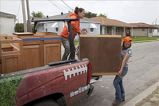 志愿者,卸下,厨柜,卡车,修葺,房子,损坏,飓风,新奥尔良,路易斯安那,美国