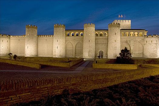 宫殿,光亮,夜晚,泛光灯,旗,飘扬,上方,外部,墙壁,塔,摩尔风格,建筑,萨拉戈萨,阿拉贡,西班牙