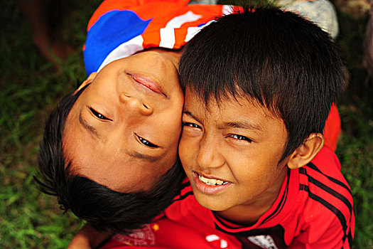 indonesia,sumatra,banda,aceh,two,young,boys,looking,up