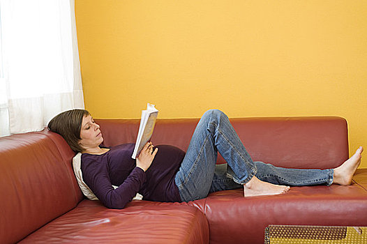 孕妇,读,书本,躺着,沙发