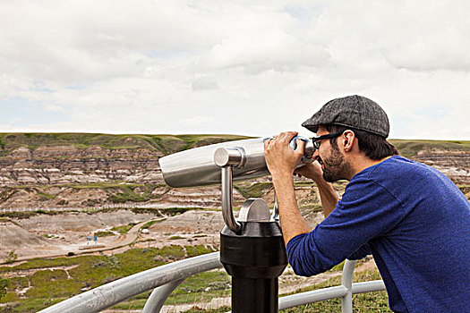 男人,看穿,双筒望远镜,户外,皇家,博物馆,古生物,德兰赫勒,艾伯塔省,加拿大
