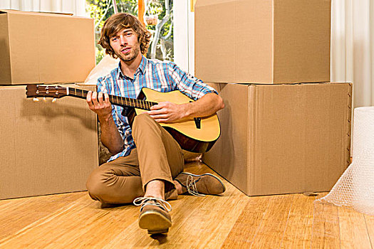 英俊,男人,弹吉他,搬箱子,新房