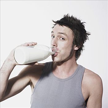 肖像,男人,姿势,喝,牛奶,瓶子,灰色,无袖背心,白色背景