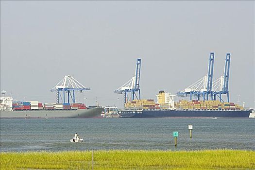 集装箱船,商业码头,查尔斯顿,南卡罗来纳,美国