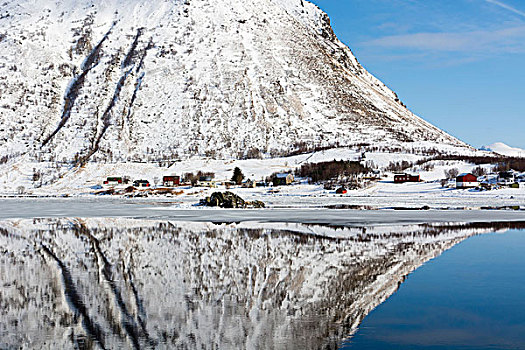 积雪,山,反射,水中,罗浮敦群岛,挪威