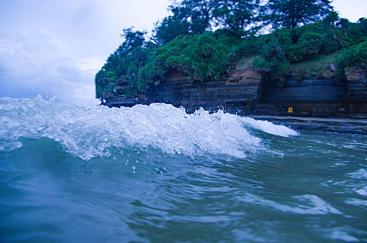 岩石,礁石,石头,岛礁,海岛,岛屿,雾,海,海滩,海面,海浪,海洋,水,大海,海水,海平面,蓝色,暗光,黄昏,无人,自然,壮观,美景,风景,风光,旅游