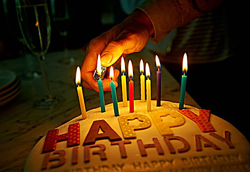 手,亮光,蜡烛,生日蛋糕