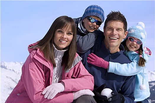 家庭,四个,一起,雪中,地点,微笑,头像,山脉,背景