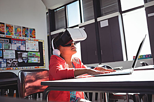 女孩,打字,笔记本电脑,耳机,虚拟现实,玻璃,书桌,教室