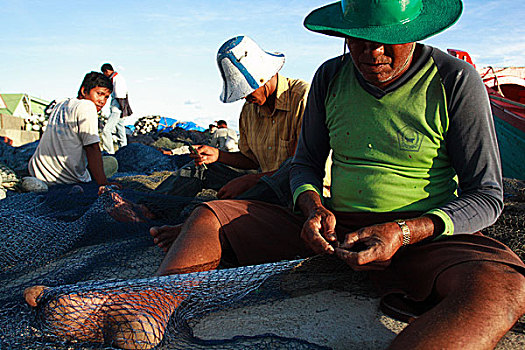 渔民,修理,渔网,印度尼西亚,七月,2007年