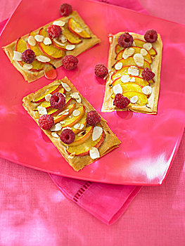 蓬松饼,桃,树莓