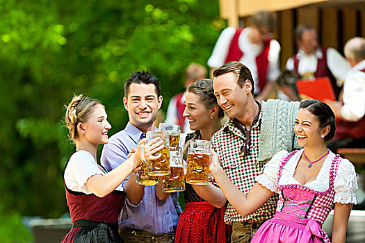 啤酒坊,巴伐利亚,德国,朋友,阿尔斯村姑装,皮短裤,站立,正面,乐队