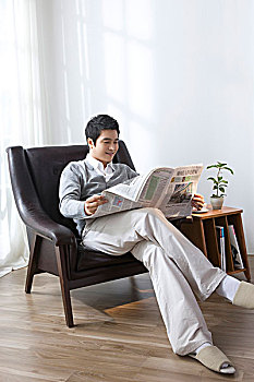 男青年,读,报纸,客厅