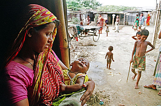 母亲,孩子,门,小屋,贫民窟,达卡,孟加拉,2007年