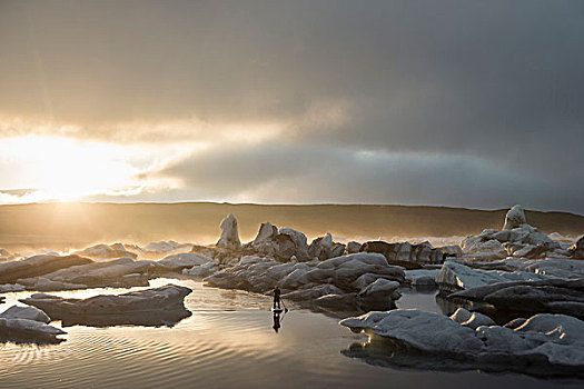 男人,杰古沙龙湖,冰河,泻湖,斯卡夫塔菲尔国家公园,冰岛