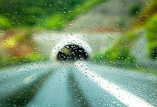 窗户上的雨滴