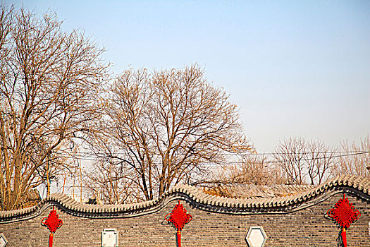 挂在红色中国结的仿古墙