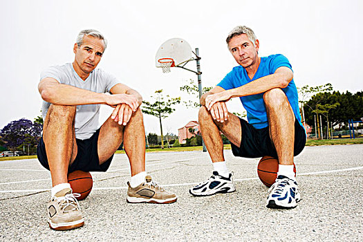 两个男人,坐,篮球,篮球场
