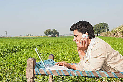 农民,笔记本电脑,交谈,手机,土地,印度