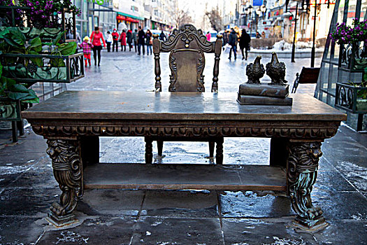 哈尔滨俄罗斯风情小镇的桌子雕塑