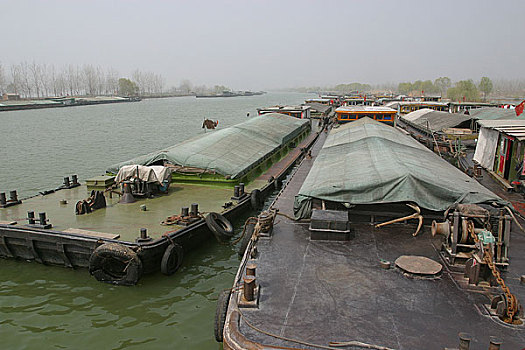 大运河江苏宿迁段,很多的船只在这里聚集等候过船闸