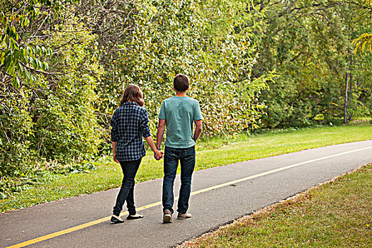 年轻,情侣,走,公园,小路,艾伯塔省,加拿大