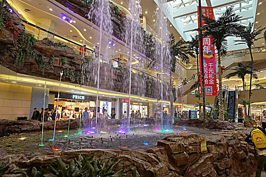 上海世博园商场内景观布置吸引众多消费者驻足