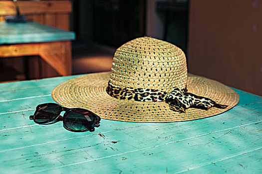 草帽,一对,墨镜,桌子,阳光