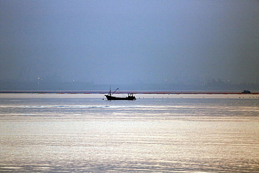 山东省日照市,渔民在霞光中耕海牧渔,成了一道靓丽风景线