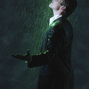 男人淋雨图片雨中图片